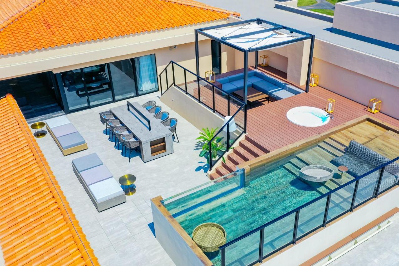 Aqua Pool Suite (9F)